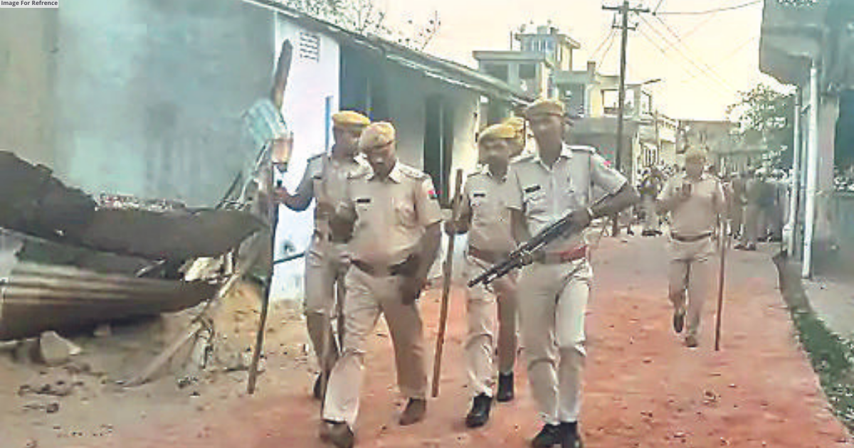 Two cops, many others injured as 2 groups pelt stones